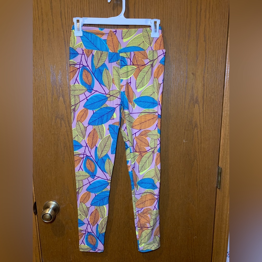 NWOT- LuLaRoe One Size Pink Multicolor Leaf Print Leggings